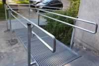 У Львовi встановлять металевий пандус у житловому будинку