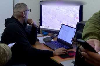 Как в Бахмуте операторы дронов ищут цели и поражают российских военных