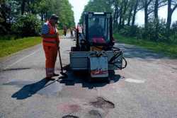 На двох дорогах Хмельницької областi лiквiдовують аварiйну ямковiсть