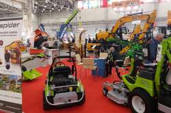 На выставке «Коммунтех-2019» показали компактную многофункциональную технику для ЖКХ. Фото