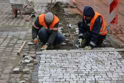 У Львовi перед головним входом у Ратушу облаштовують "дорiжки доступностi"