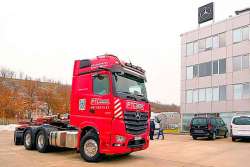 В Украине появился уникальный грузовик Mercedes-Benz для супертяжелых грузов. Видео