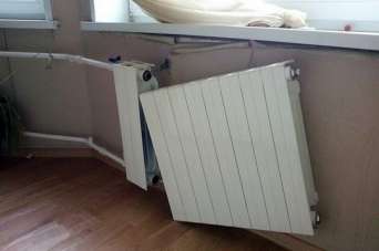 Почему может взорваться радиатор отопления. Видео