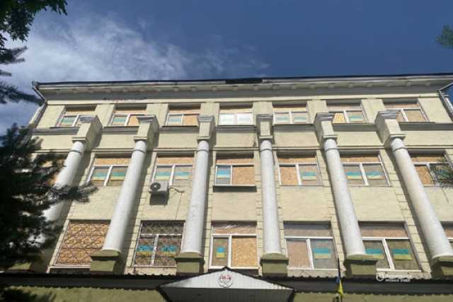 У школi Днiпра, яка постраждала вiд ворожого обстрiлу, досi не встановили новi вiкна