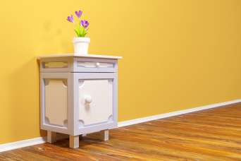 Оновлюємо фарбоване покриття дерев’яної тумбочки