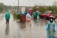 Украинские беженцы стоят в пробках на границе под Псковом