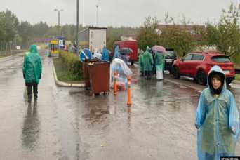 Украинские беженцы стоят в пробках на границе под Псковом
