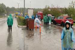 Украинские беженцы стоят в пробках на границе под Псковом