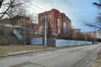 У Тернополi на тротуарi незаконно встановили огорожу