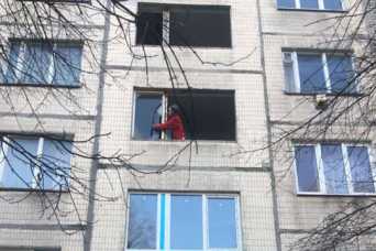 У Львовi замiнюють вiкна у житлових будинках, якi були пошкодженi внаслiдок обстрiлу 15 лютого