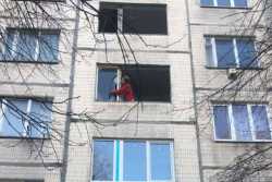 У Львовi замiнюють вiкна у житлових будинках, якi були пошкодженi внаслiдок обстрiлу 15 лютого