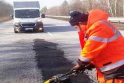 На житомирських дорогах лiквiдовують лише аварiйнi пошкодження покриття