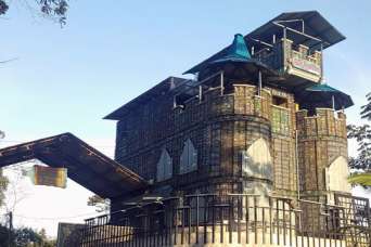 Из пластиковых бутылок построили целую деревню