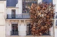 Знаменитый художник забросал дом деревянной мебелью