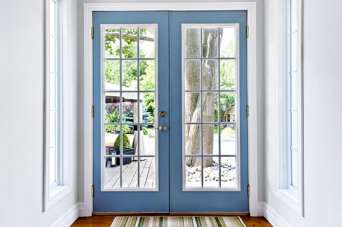 Фарбуємо дерев’яні двері на дачі