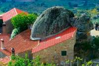 В Португалии есть поселок, построенный под камнями