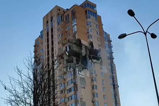 Жители пострадавшего от ракетного удара дома в Киеве сами его восстанавливают