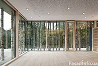 Оригинальное остекление здания по периметру