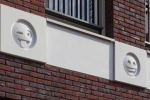 Архитекторы украсили здание смайликами