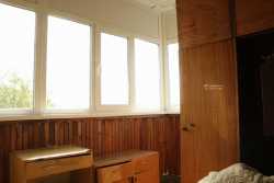 У постраждалiй вiд ракетної атаки рф на Днiпро квартирi вiдновили балкон