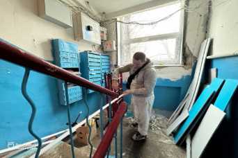 У постраждалих вiд ракетного обстрiлу будинках у Днiпрi встановили вже 90% вiкон