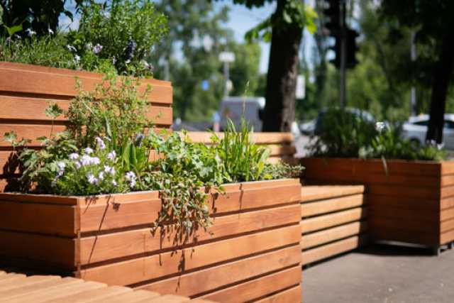 В бiльшостi районiв столицi встановили вуличнi меблi з озелененням