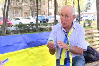 Пенсионер из Бишкека продает браслеты и собирает деньги для ВСУ