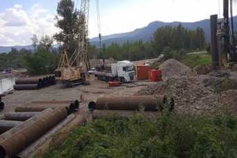 На Закарпаттi зiбрали ще одну секцiю металевого мосту