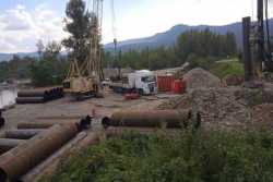 На Закарпаттi зiбрали ще одну секцiю металевого мосту