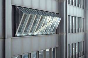 В США придумали экстремальный аттракцион на остеклении 94-го этажа небоскреба. Видео