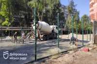 У Днiпрi оновлюють аварiйнi дитячi та спортивнi майданчики