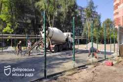 У Днiпрi оновлюють аварiйнi дитячi та спортивнi майданчики