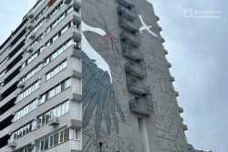 У Днiпрi на вiдновленому пiсля атаки рф будинку з&#039;явився символiчний мурал