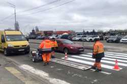 На 27 вулицях Києва вже поновили дорожню розмiтку