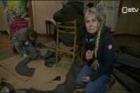 Балерины режут жгуты для фронтовиков