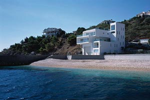 На берегу Черного моря уже стали строить дачи