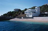 На берегу Черного моря уже стали строить дачи