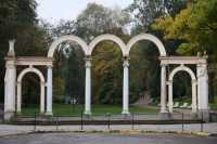 Львiв вiдреставрує стару аварiйну арку у Стрийському парку