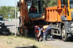У Днiпрi очищають ще одну зливову каналiзацiю