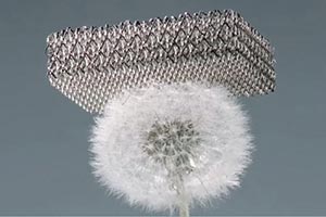 Изобретена металлическая решетка, которая в 100 раз легче пенополистирола. Видео