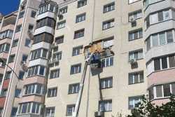 Українка почала вiдновлювати пошкоджену росiйською ракетою багатоповерхiвку