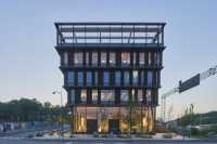 Офисное здание поставили с ног на голову