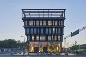 Офисное здание поставили с ног на голову