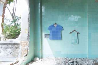 Из старой керамической плитки сделали одежду