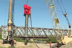 Мiст через Тересву зводять попри негоду