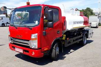 Украинским аграриям передали новый топливозаправщик