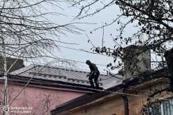 У Днiпрi вiдремонтували близько 200 аварiйних дахiв