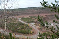 У строительного карьера забирают землю