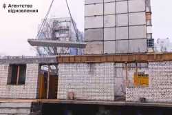 У Запорiжжi почали встановлювати плити у постраждалiй вiд росiян дев&#039;ятиповерхiвцi