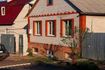 Как выбрать и установить окна в цокольном этаже частного дома